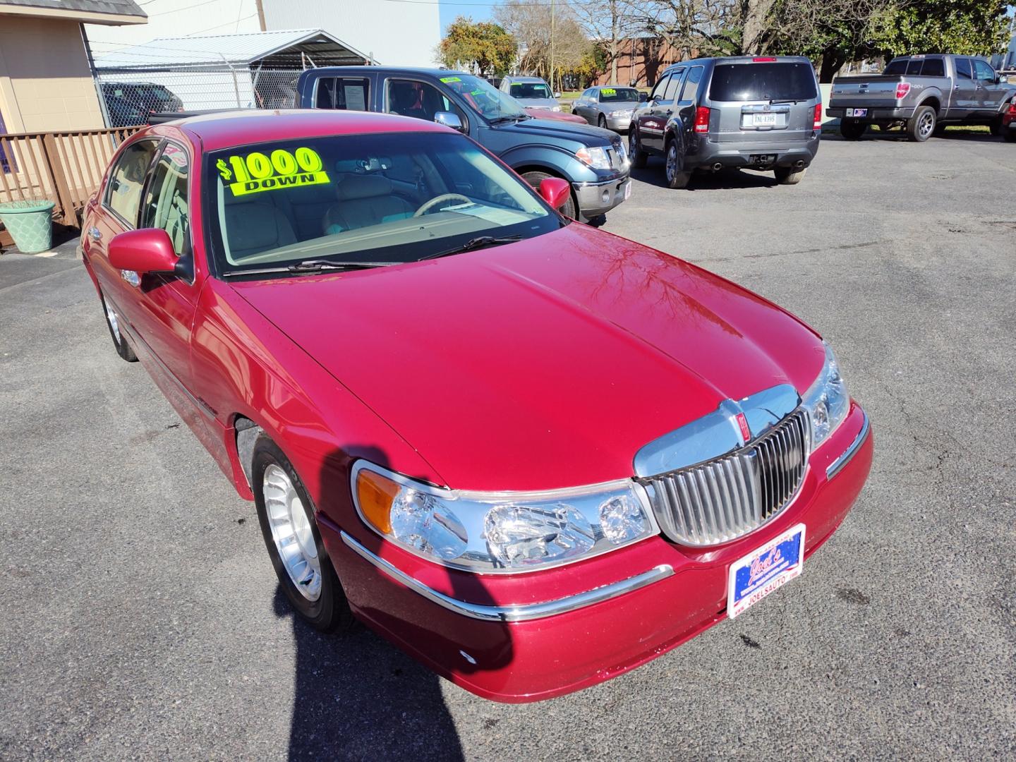 2001 Red Lincoln Town Car (1LNHM81W51Y) , located at 5700 Curlew Drive, Norfolk, VA, 23502, (757) 455-6330, 36.841885, -76.209412 - Photo#4